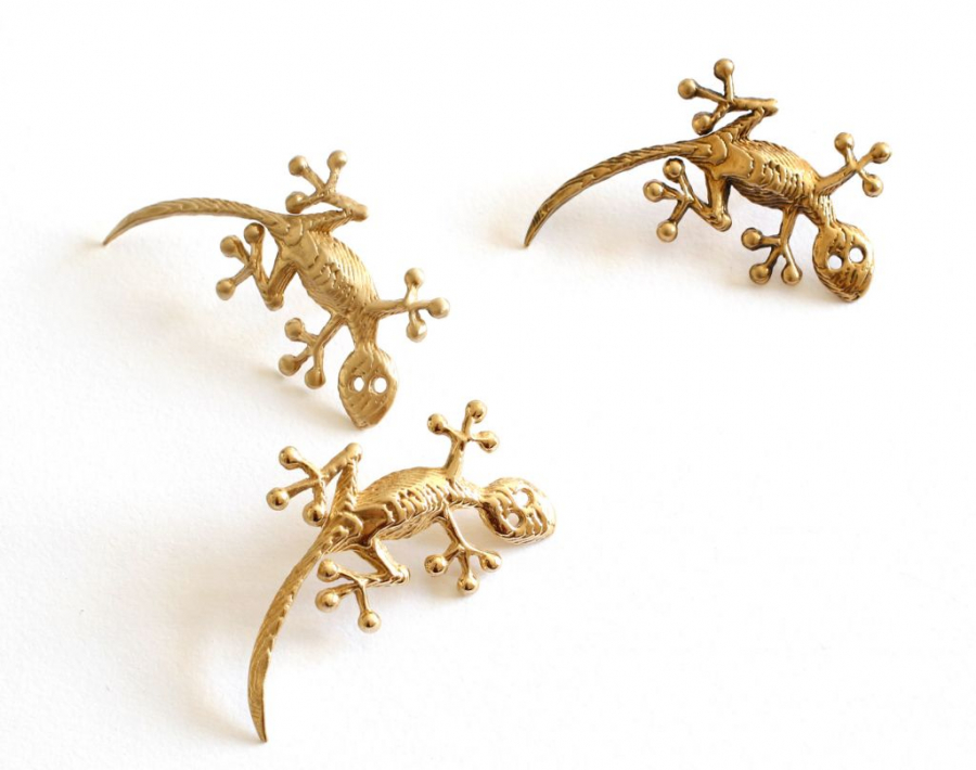 Yellow bronze gecko pin brooch