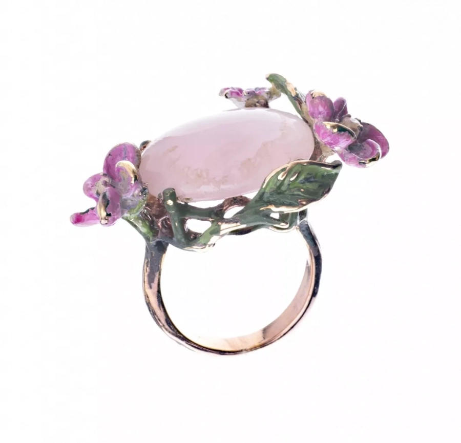 luxury flower ring made with 18 k yellow gold and pink quartz and enamal