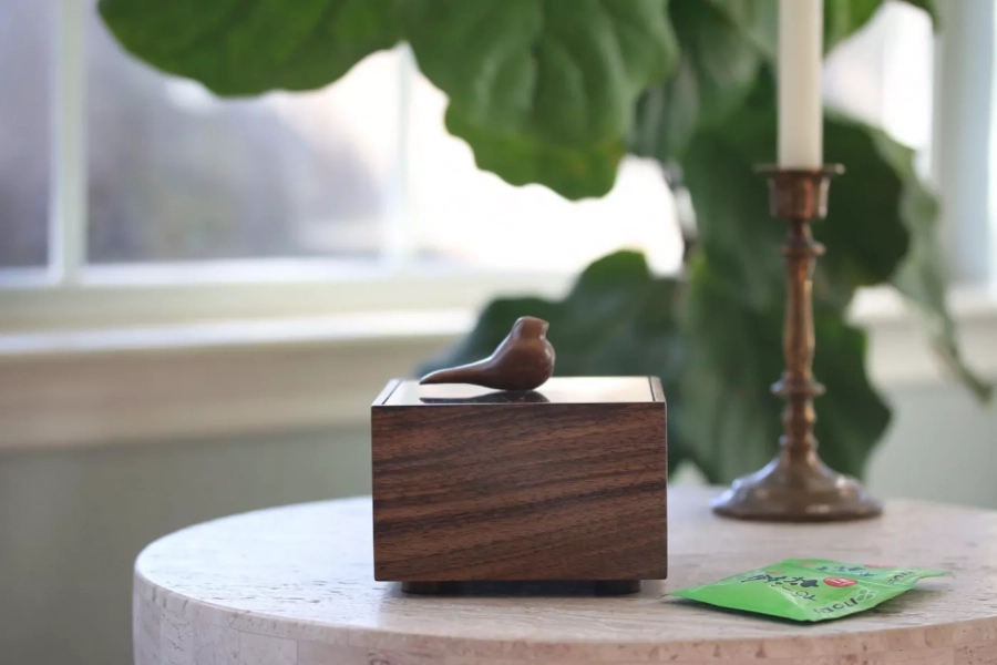 Wooden tea box with bird