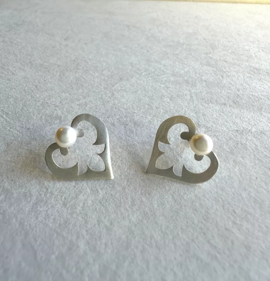 Silver Stud Heart earrings with Natural Pearl