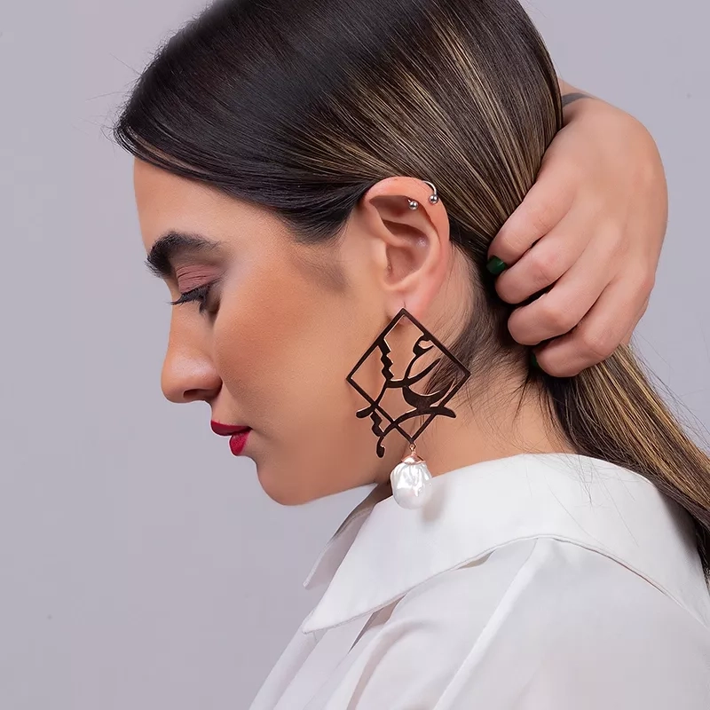 Rose gold-plated rhombus earrings carry the word Eshgh